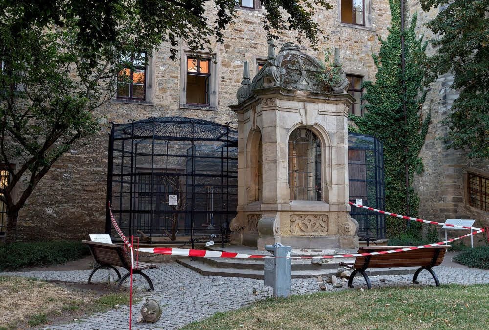Große Aufregung am Merseburger Schloss. Unbekannte hatten die Rabenfigur vom Dach des Rabenkäfigs gestoßen. Alles ist abgesperrt.
