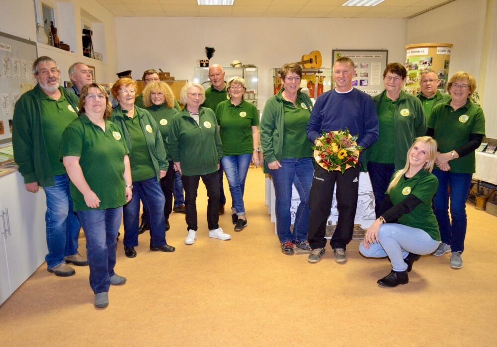 Jörg Flemming wurde von seinen Mitstreitern aus dem Heimatverein Wolferode mit dem Blumenstrauß der Woche überrascht. Der Strauß wurde von der Blumenboutique Meinhardt gesponsert.