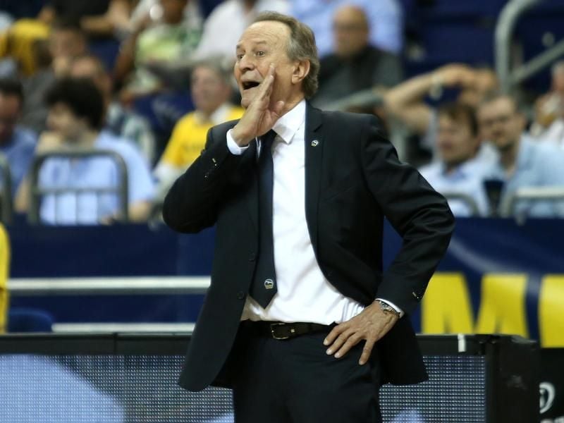 Trainiert seit 2017 ALBA Berlin: Aito Garcia Reneses ruft seinem Team verdeckt etwas zu. Foto: Andreas Gora