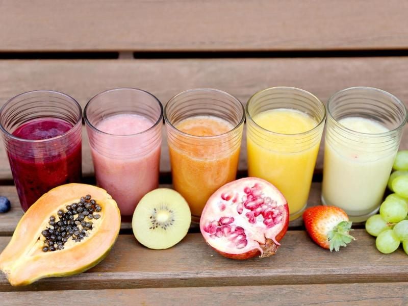 Das Fruchtmark bestimmt über die Konsistenz von Smoothies. Foto: Mascha Brichta/dpa-tmn