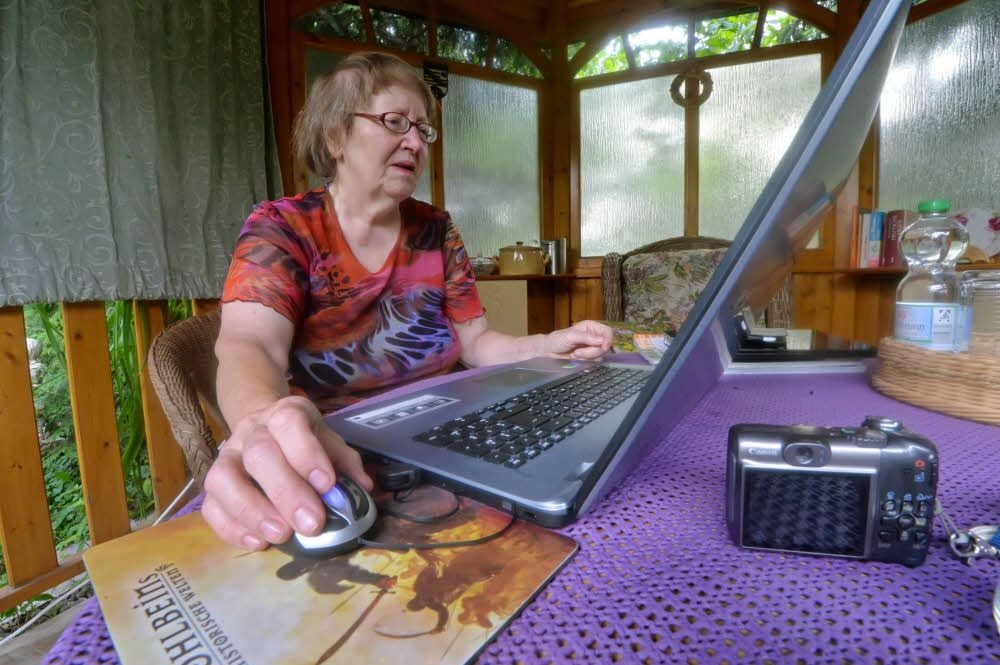 Gisela Ewe verfasst ihre Berichte für die MZ in aller Ruhe zu Hause.