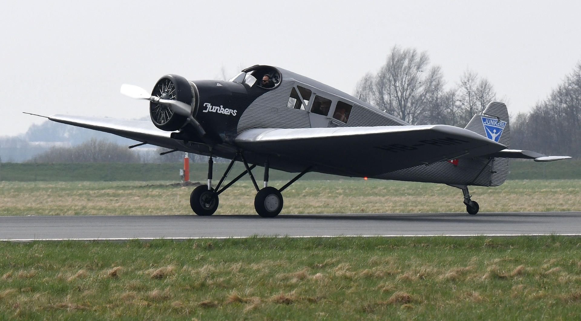 Der Nachbau der historischen Junkers F13 rollt, nach seiner Landung über das Rollfeld.