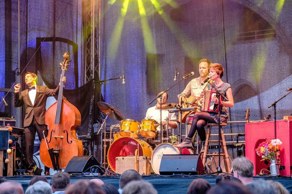 Zum Wittenberger Hofkonzert spielten Milou und Flint bis es zu Blitzen begann.