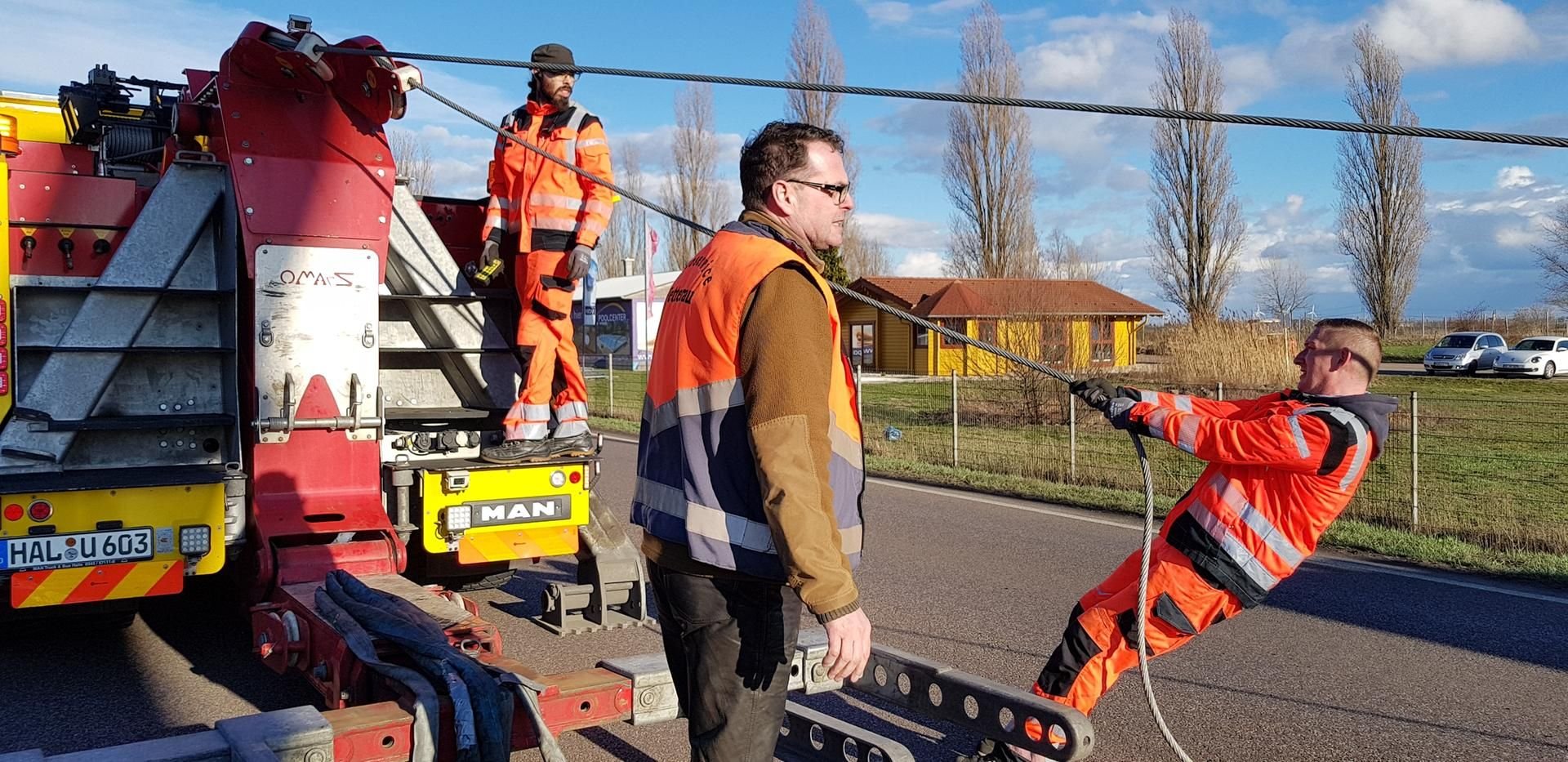 Mitarbeiter eines Abschleppunternehmens sicherten den Transporter neben der B100.