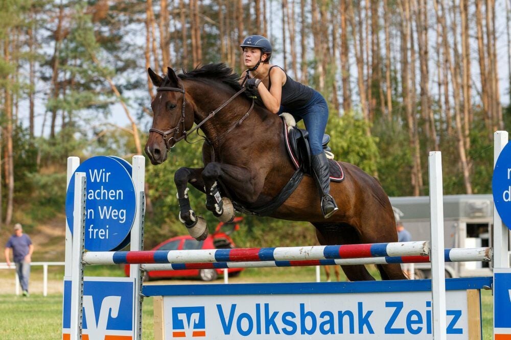 Leonie Schramm wird eine der Reiterinnen sein, die am Samstag nach langer Zwangspause beim Turnier antreten.