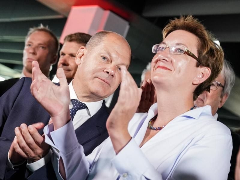 Bundesfinanzminister Olaf Scholz und Landtagsabgeordnete Klara Geywitz verfolgen auf der SPD-Wahlparty die Bekanntgabe erster Ergebnisse. Foto: Kay Nietfeld
