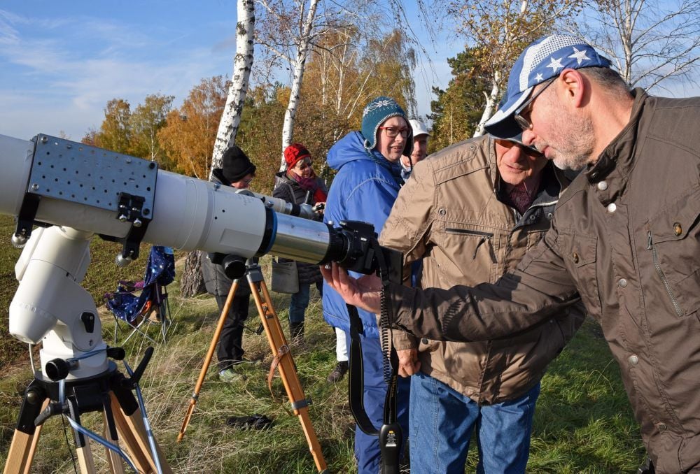 Die Ascherslebener Sternfreunde haben am Stadtrand ihre Teleskope aufgebaut und lassen Neugierige auf die Sonne schauen, an der am Montag der Merkur vorbeigezogen ist - eine Sonnenfinsternis im XXS-Format.