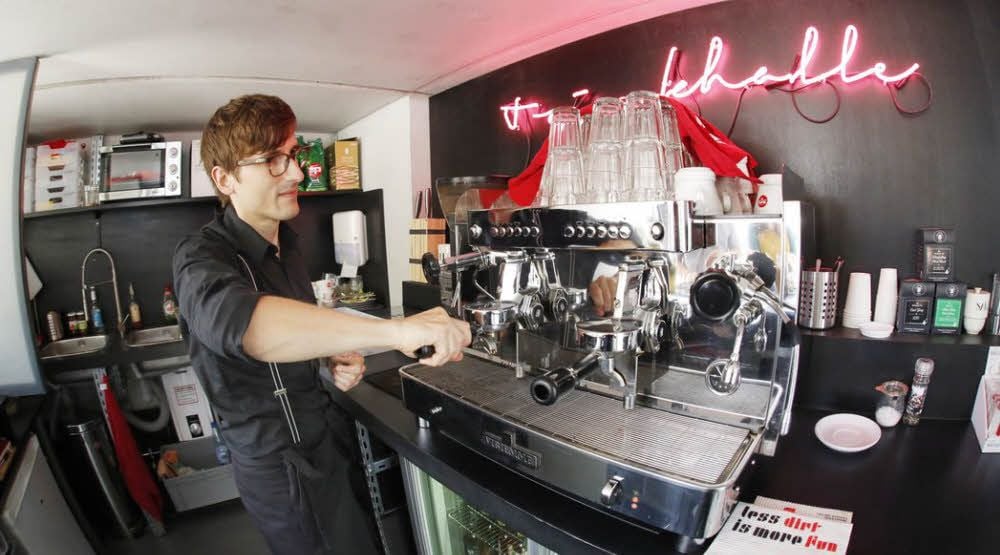 Seit sechs Wochen gibt es Kaffee in der Trinkhalle, den Christian Treffler abwechselnd mit Laura Spann serviert.