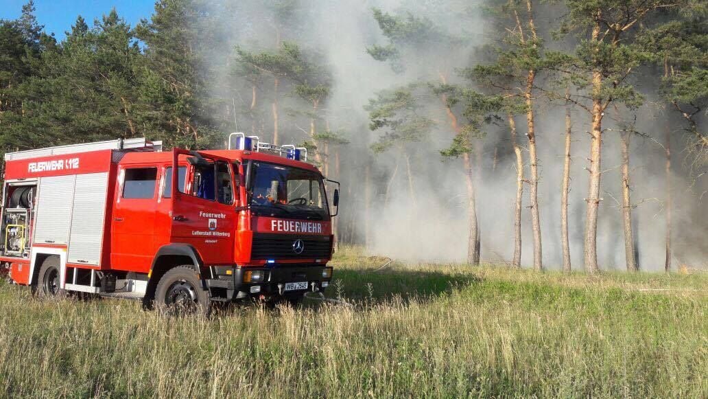 Die Feuerwehr löscht einen der beiden Waldbrände bei Wiesigk.