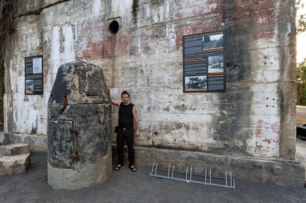 Stephan Roll Schilling und der Einmannbunker in Krumpa. Dessen schwarzer Anstrich sollte der Tarnung dienen. Zum Tag des offenen Denkmals kann das Bauwerk ebenfalls besichtigt werden.