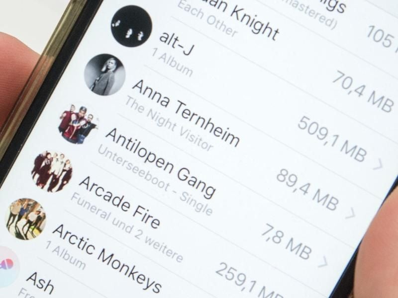Wie viel Speicher belegt die Musik? In der Speicherverwaltung von Apple Music gibt es eine alphabetische Liste. Foto: Karolin Krämer/dpa-tmn