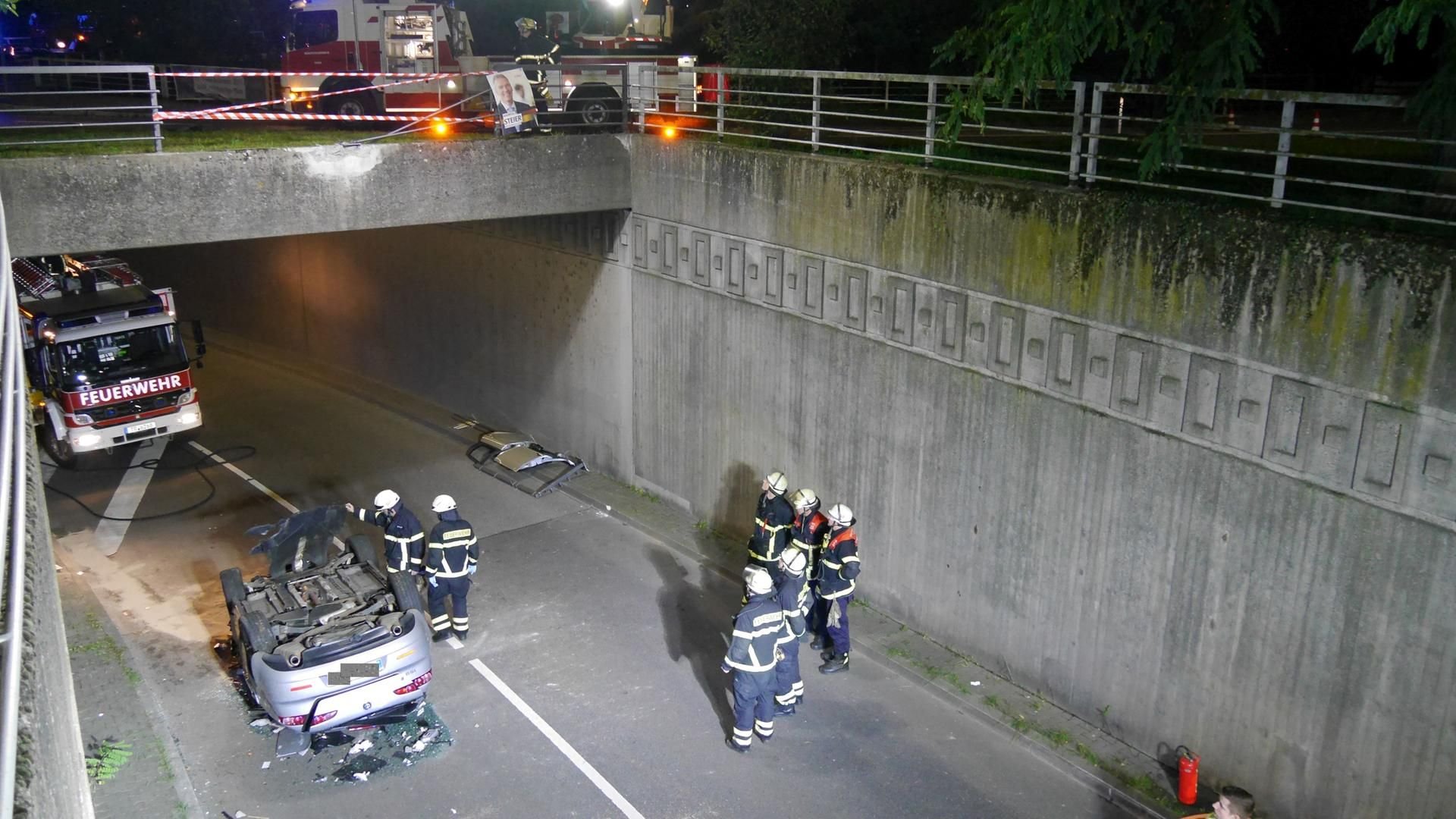 Einsatzkräfte bei der Bergung des Fahrzeugs