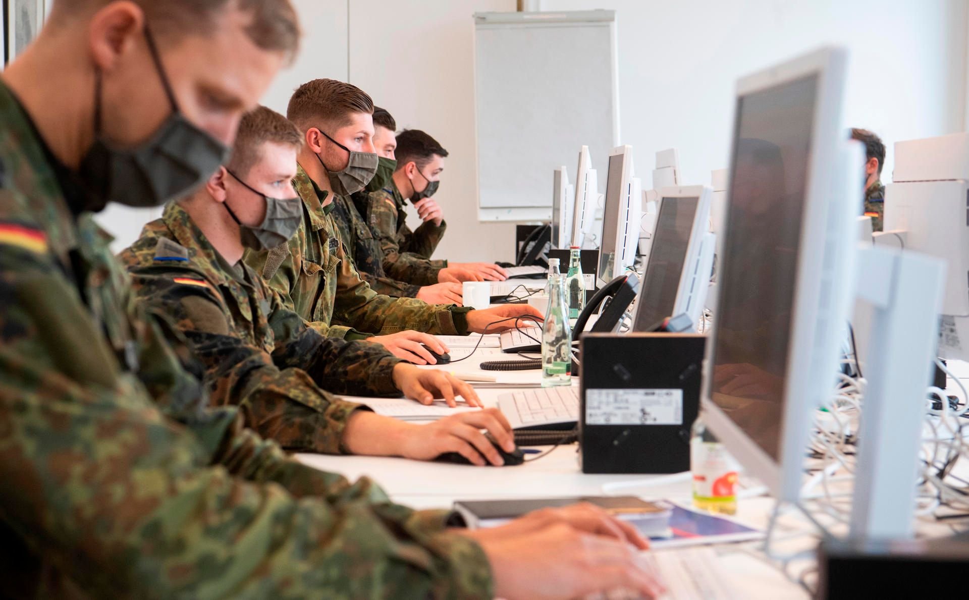 In Sachsen-Anhalt unterstützt die Bundeswehr derzeit mit rund 240 Soldatinnen und Soldaten die Gesundheitsämter, Alten- und Pflegeheime sowie Impfzentren in der Corona-Pandemie.