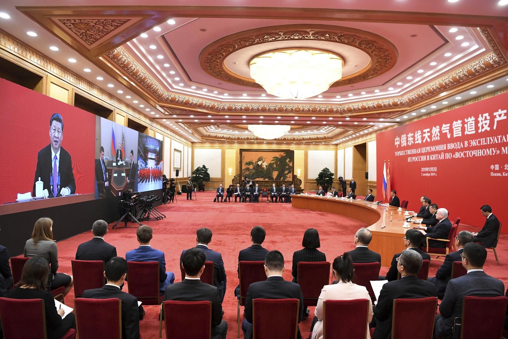 Xi Jingping Präsident von China, spricht mit dem russischen Präsidenten Putin per Videoverbindung aus der Großen Halle des Volkes. Per Videobrücke starteten sie gemeinsam die bisher teuerste russische Pipeline, die Gas aus Sibirien nach China bringen soll.