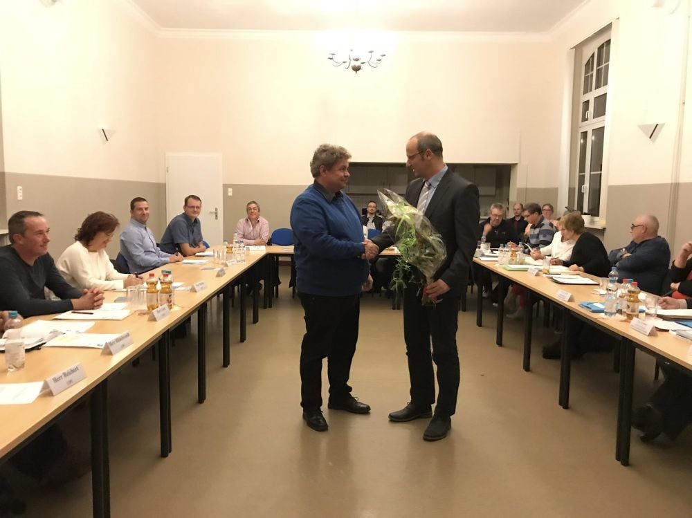 Bürgermeister Stefan Hemmerling (re.) gratulierte Dietmar Krause zum Vorsitz des Gemeinderates des Osternienburger Landes. Die Abgeordneten hatten ihn einstimmig gewählt.