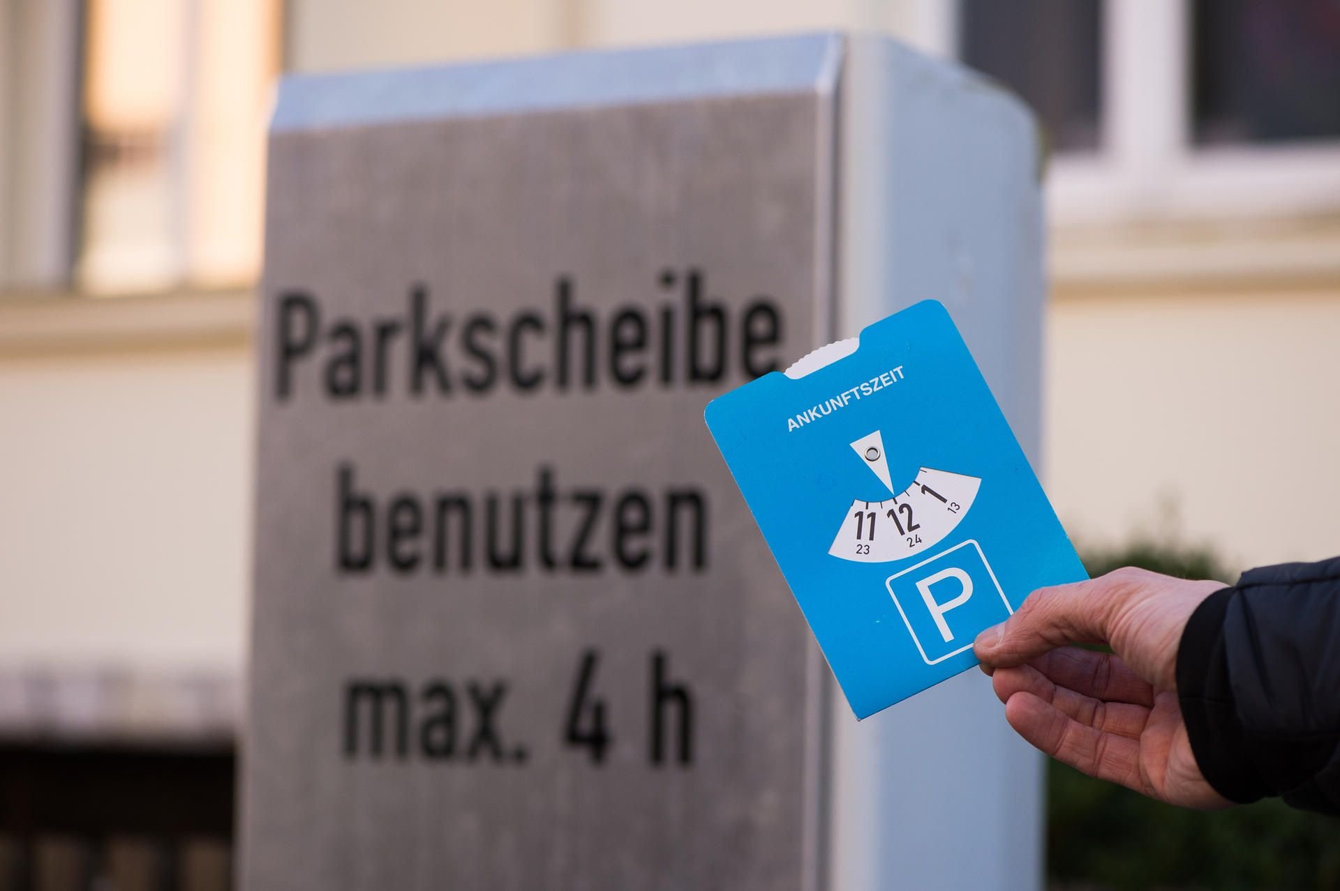 Wer vergisst, beim Parken seine Parkscheibe im Auto zu platzieren, riskiert teure Knöllchen.