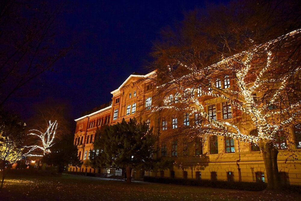 Das Rote Gebäude der Hochschule Anhalt leuchtet nun im Dunkeln.