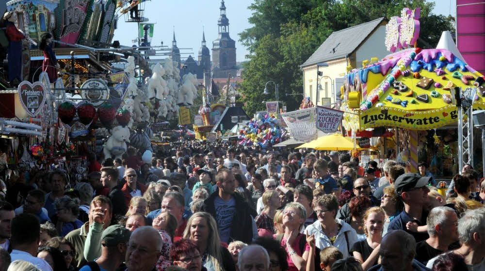 Am Sonntag ging streckenweise nichts mehr auf der Wiese. Das schöne Wetter hatte die Besucher in Scharen auf die Festmeile gelockt.
