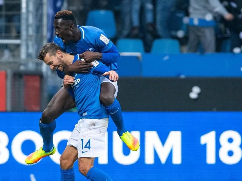Silvere Ganvoula (r) springt beim Torjubel auf den Rücken von Bochums Torschützen Tom Weilandt, der das Tor zum 1:1 erzielte. Foto: Guido Kirchner