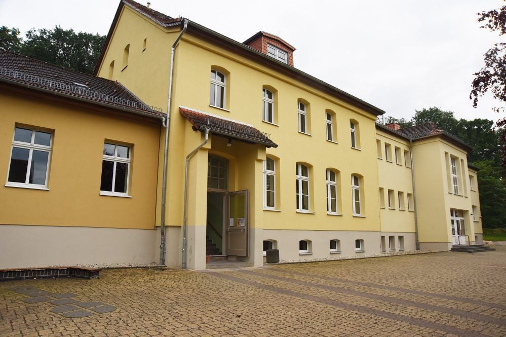 Das Schul- und Hortgebäude in Droyßig von außen.