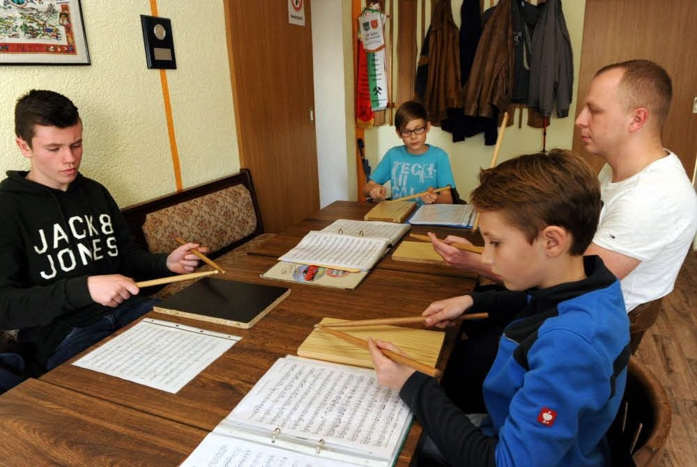 In kleinen Gruppen üben die Blankenheimer Musikanten für ihren Auftritt in Dänemark.