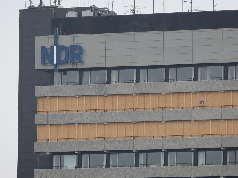 Bretter vor den Fenstern sind an zwei Etagen des NDR-Bürohochhauses in Hamburg-Lokstedt zu sehen. Foto: Bodo Marks/Archiv