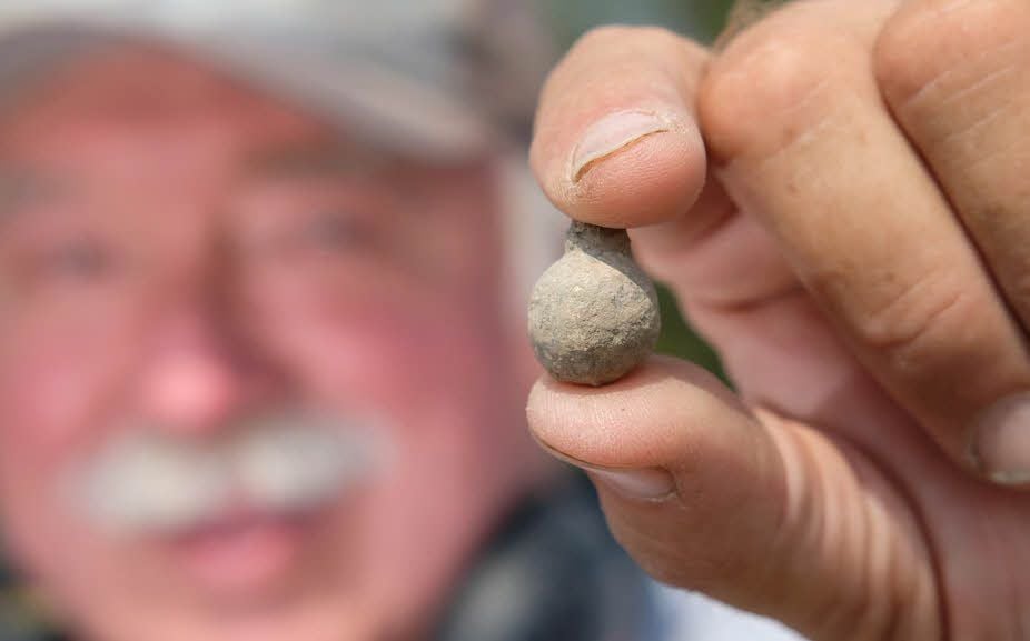 Fundstück: Archäologe Dan Sivilich zeigt eine Pistolenkugel.