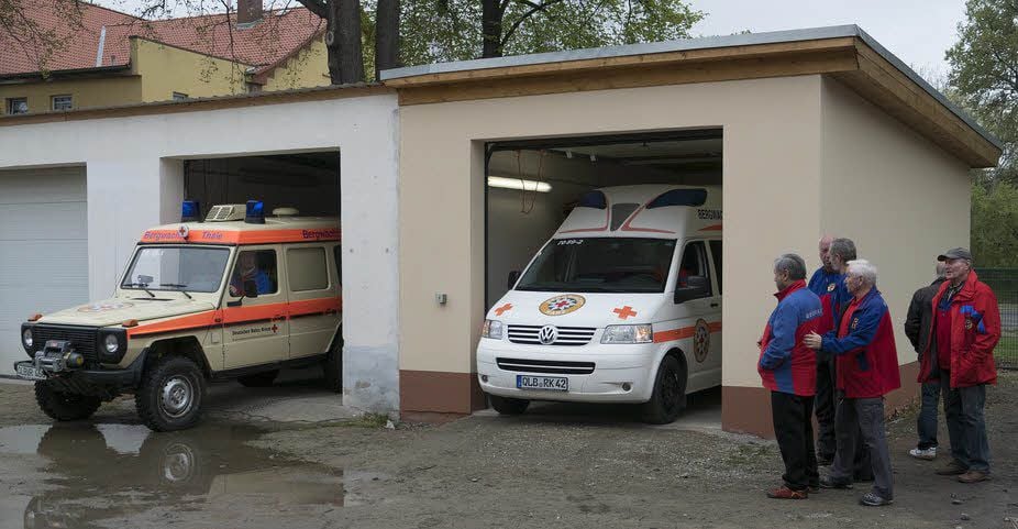 Auch der Mannschaftstransporter muss nicht mehr im Freien stehen.