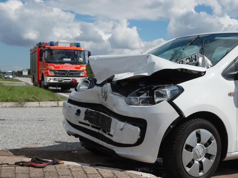 Nach einem Verkehrsunfall sollten sich Geschädigte, die selbst keine Schuld trifft, lieber einen Anwalt nehmen, rät die Stiftung Warentest. Foto: Benjamin Nolte/dpa-tmn