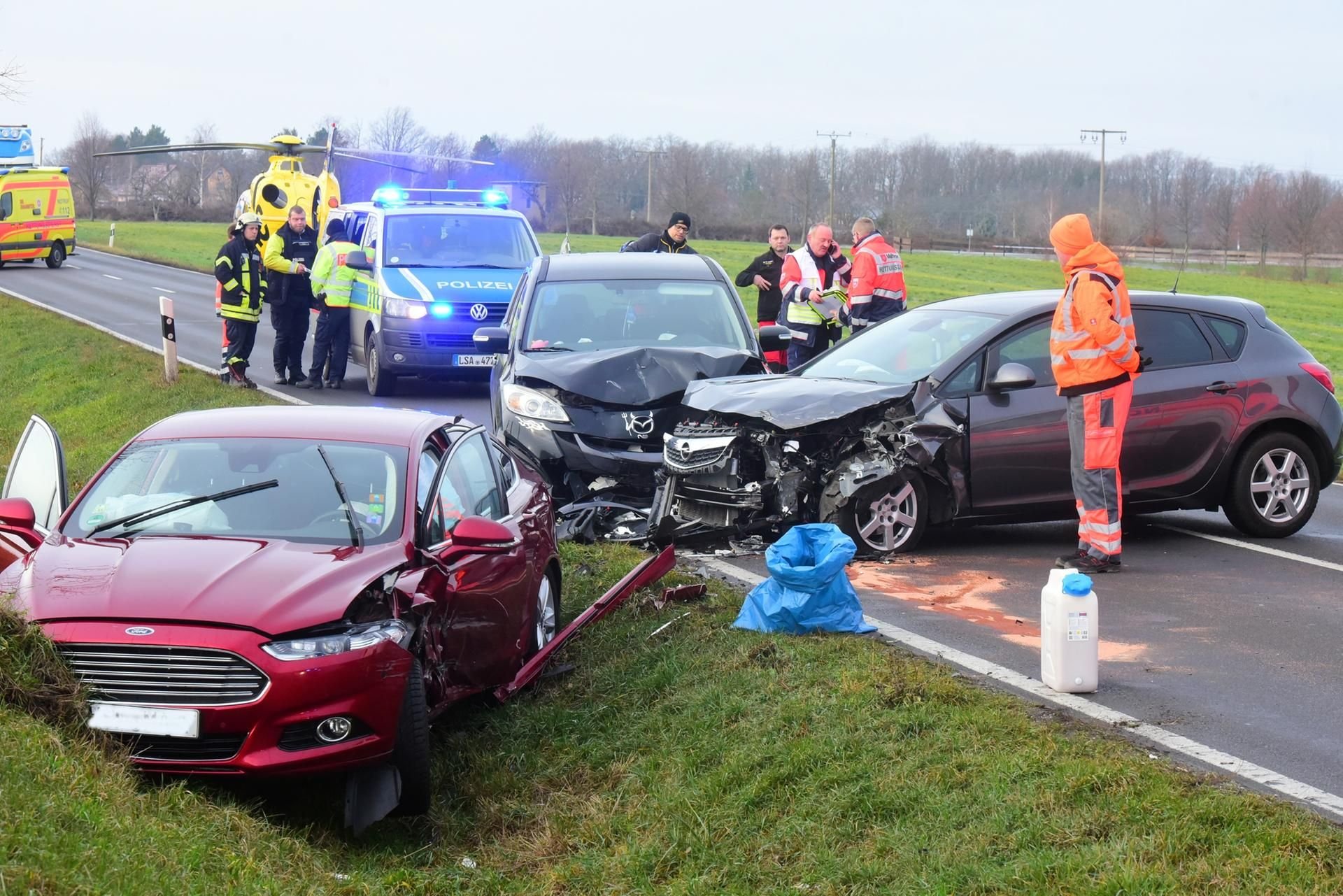 Unfallstelle auf der B87 bei Leißling: Mehrere Fahrzeuge sind verwickelt.