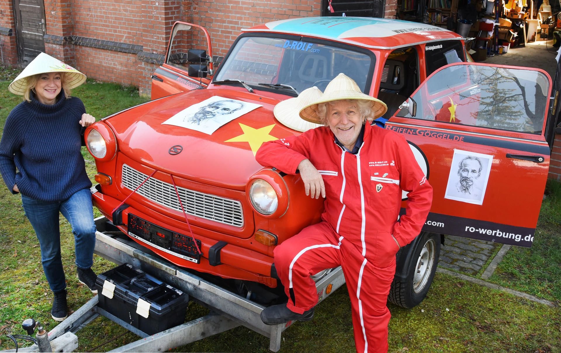 Mit dem Trabi durch Vietnam: Der Aktionskünstler Rolf Becker aus Halle und seine Partnerin sind vorbereitet.