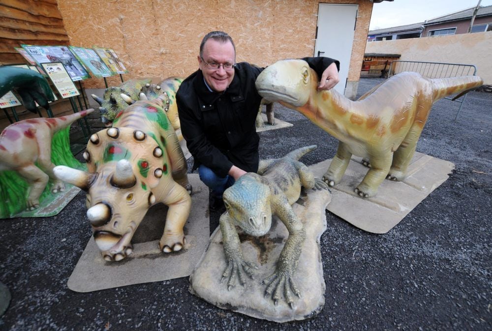 Zur Ferien-Aktion während der Zeit des Jahreswechsels lädt der Erlebnistierpark Memleben ein: Die Saurier kommen! Tierpark-Geschäftsführer Uwe Gehrmann inmitten einiger Dino-Exemplare aus Kunststoff.