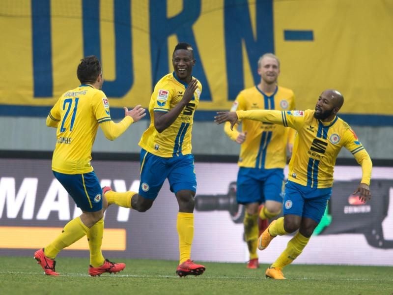 Braunschweigs Suleiman Abdullahi (2.v.l.) jubelt nach seinem Tor zum 3:1 mit seinen Mitspielern. Foto: Sebastian Kahnert
