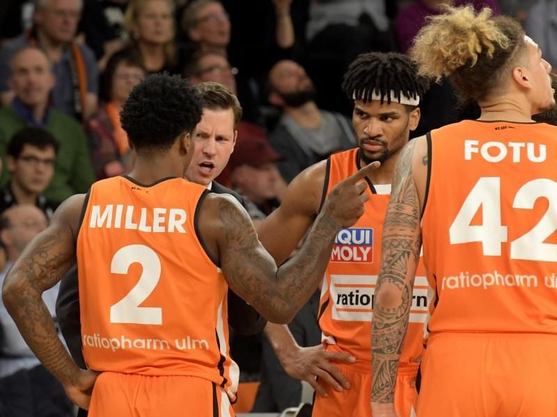 Patrick Miller (L) war beim Sieg der Ulmer gegen die Braunschweiger Basketball Löwen mit 23 Punkten bester Werfer. Foto: Stefan Puchner/dpa