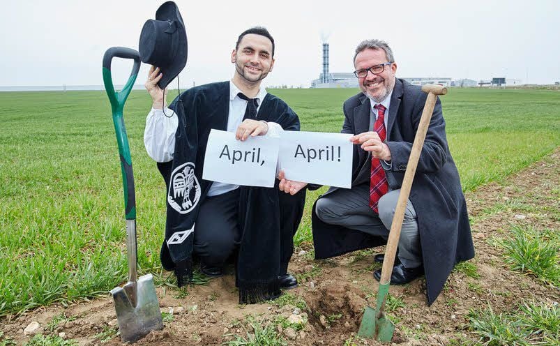 Aus dem MZ-Aprilscherz des Vorjahres ist eine Prophezeiung geworden: Auf dem Acker südwestlich des zwischen Dämmstoffwerk und Rosengarten gelegenen Kreisverkehrs steht eine Großansiedlung bevor.