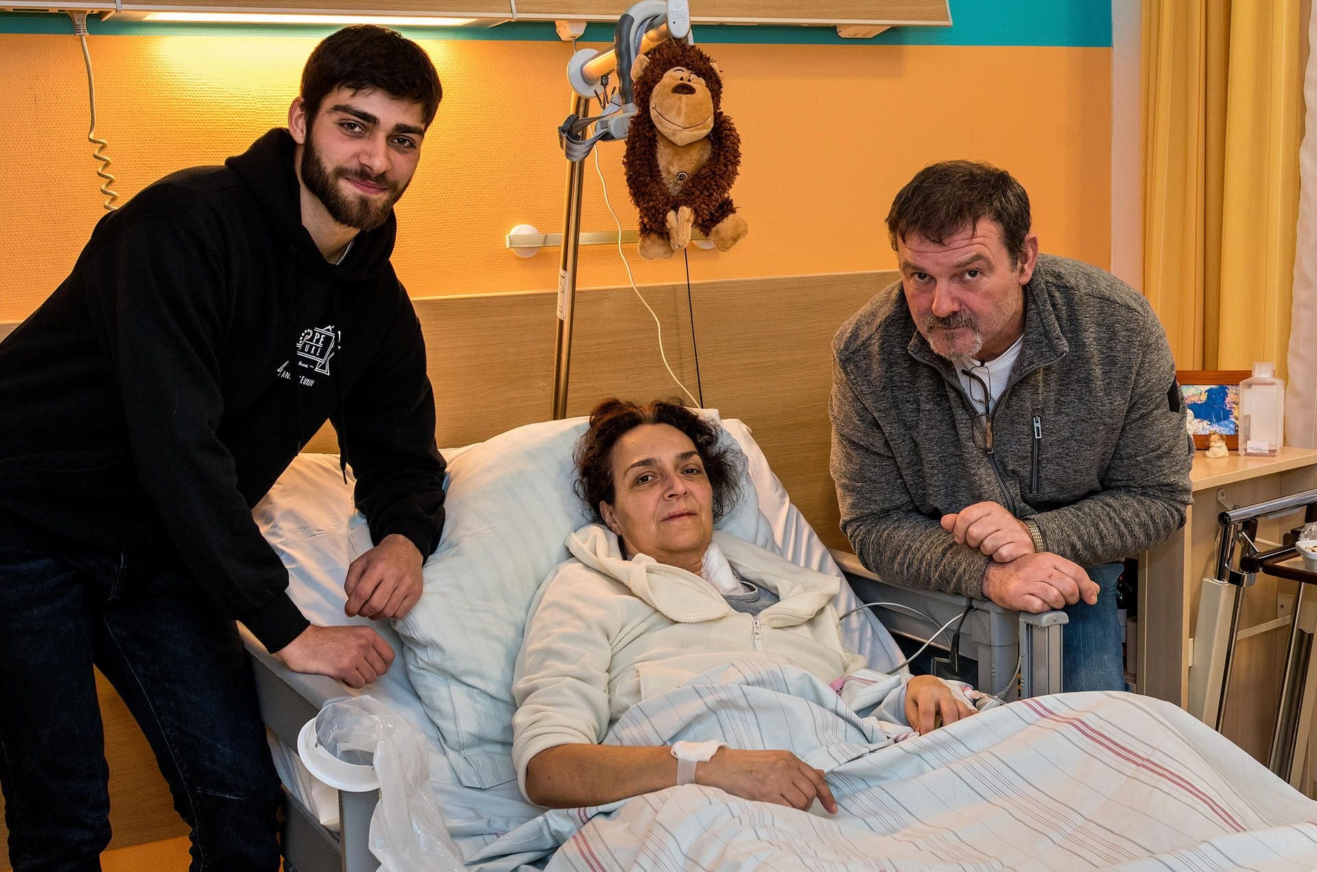 Ute Aue (Mitte) braucht dringend einen Stammzellenspender. Sohn Stefan (links) und Ehemann Henry unterstützen sie, wo sie nur können.