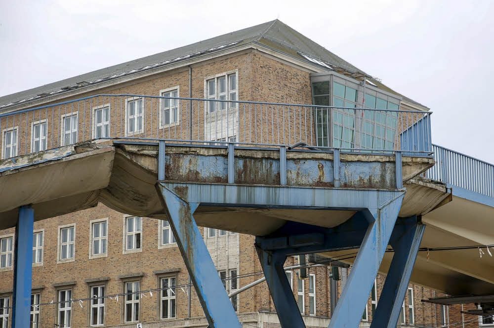 Die Brücke hat schon bessere Tage gesehen. Wetter und Abgase haben Stahl und Beton stark zugesetzt.