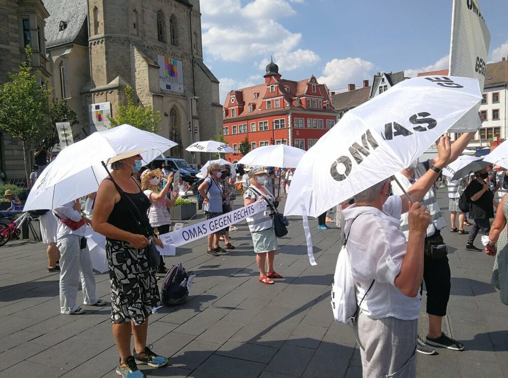 Rund 80 Frauen der „Omas gegen Rechts“ waren aus ganz Deutschland angereist.