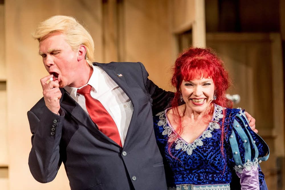 Juha Koskela spielt in der Halberstädter Inszenierung von „Kiss me, Kate“ einen großen blonden Politiker mit Vorliebe für Twitter, Mundspray und „alternative Fakten“. An seiner Seite Antje Rietz als Katharina.
