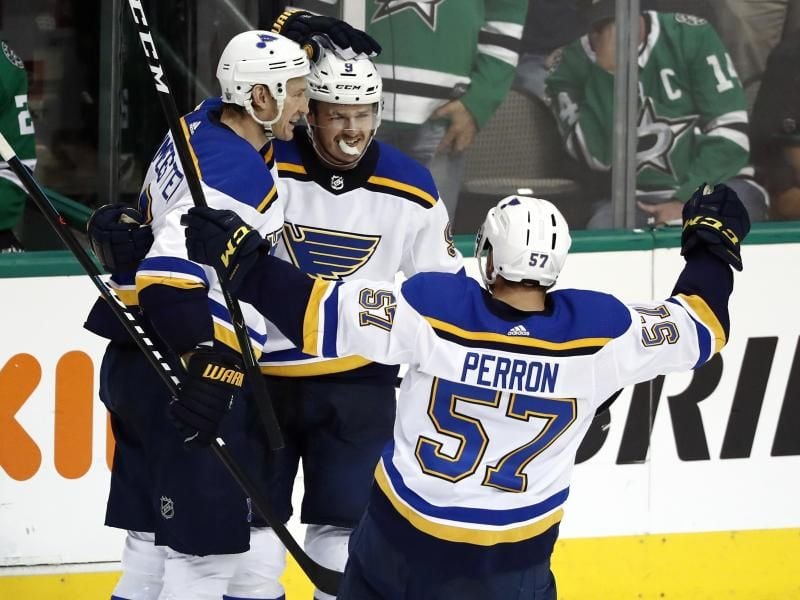 Die Spieler der St. Louis Blues jubeln über einen Treffer im Spiel bei den Dallas Stars. Foto: Tony Gutierrez/AP