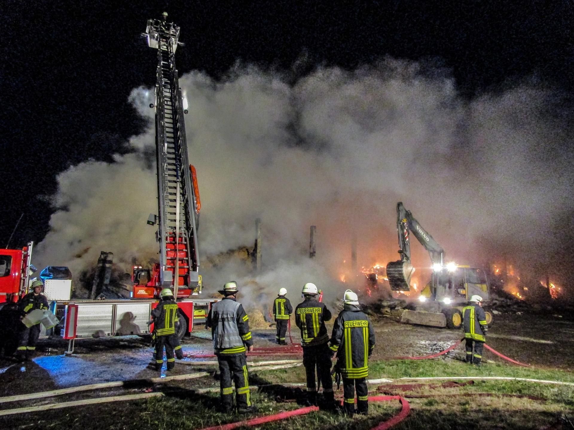 Dutzende von Einsatzkräften der Feuerwehren aus dem Raum Wittenberg versuchen den Brand in Hohenroda unter Kontrolle zu bekommen.