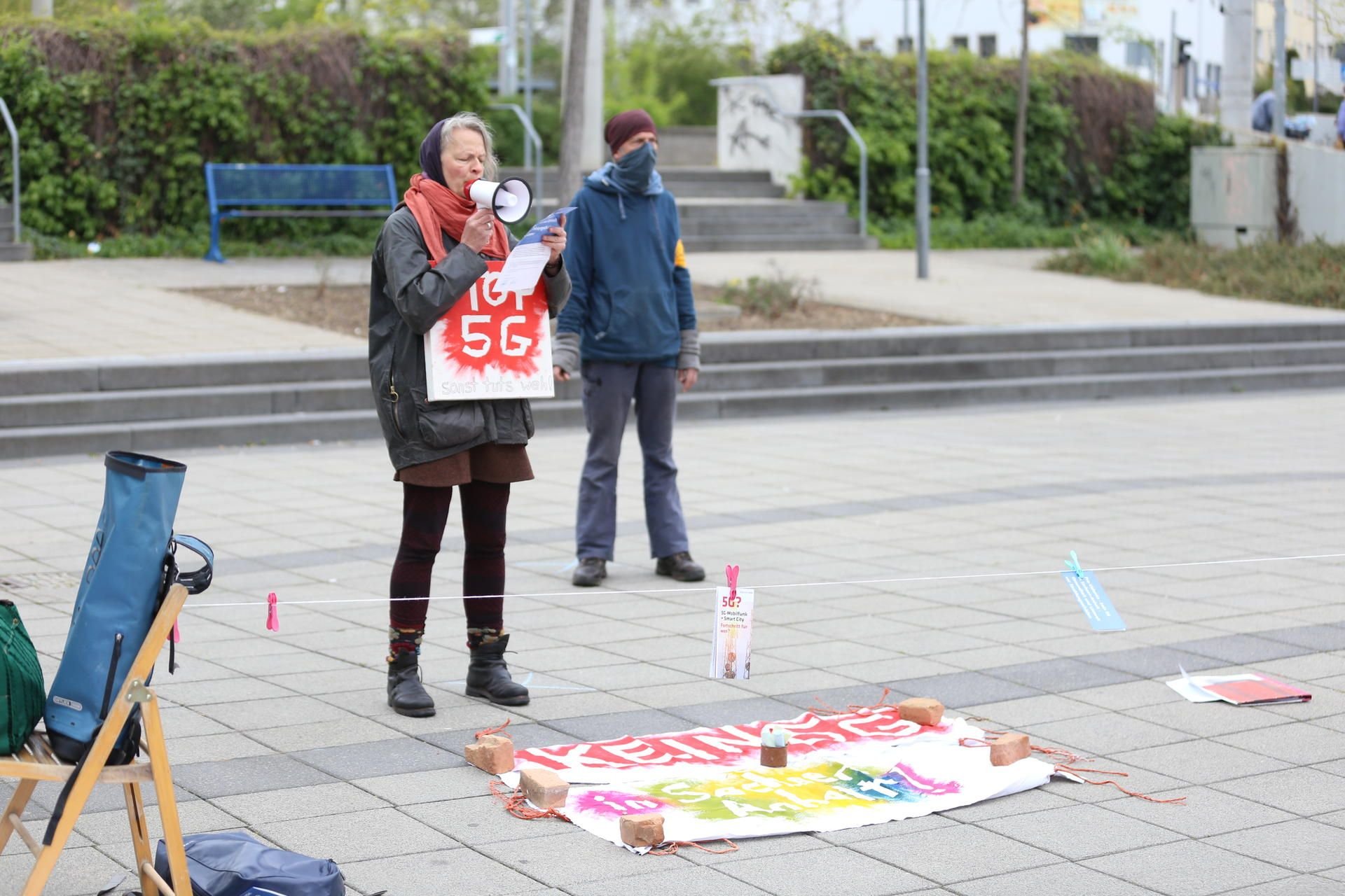 Ute Richnow demonstriert gegen den 5G-Ausbau auf der Kliaplatte in Merseburg.