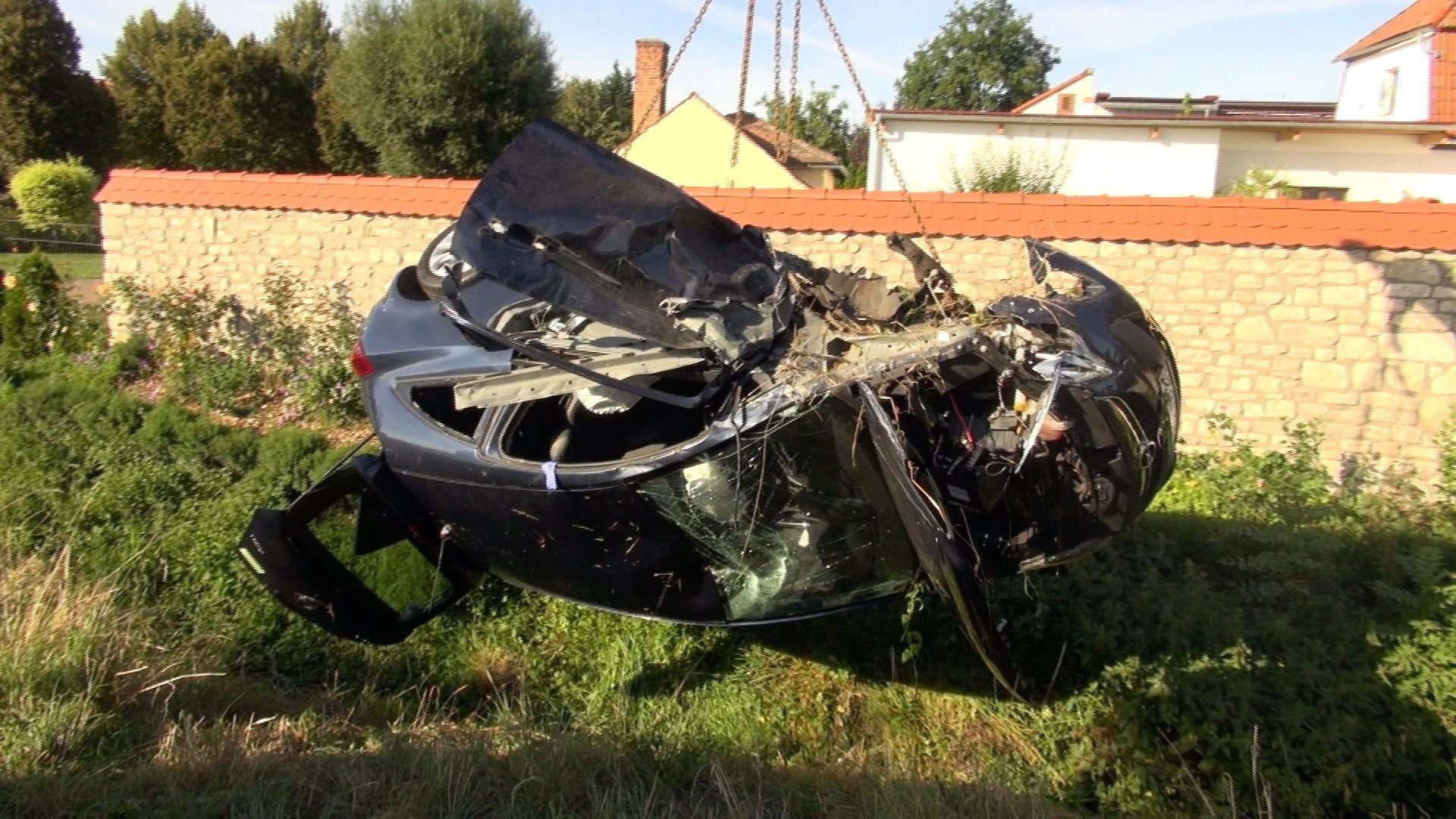 Auf der L65 hat sich nach einem Unfall zwischen Pkw und Kleinlaster der Pkw überschlagen.