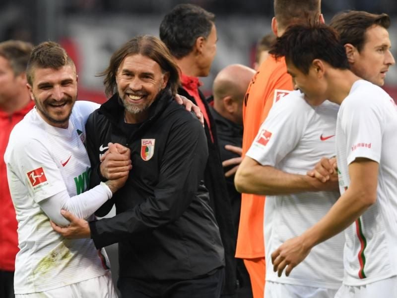 Feierte beim FC Augsburg einen Traumeinstand: Trainer Martin Schmidt (2.v.l). Foto: Arne Dedert