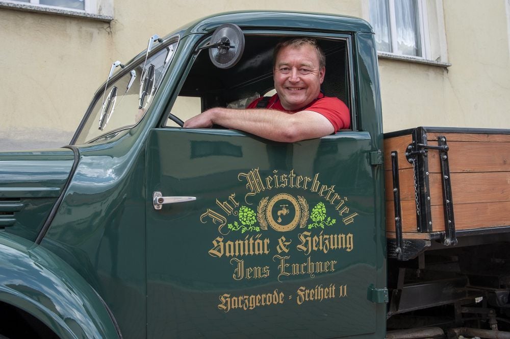 Vor 25 Jahren hat Jens Euchner aus Harzgerode - hier in einem Barkas Framo 901 - seinen Betrieb gegründet.