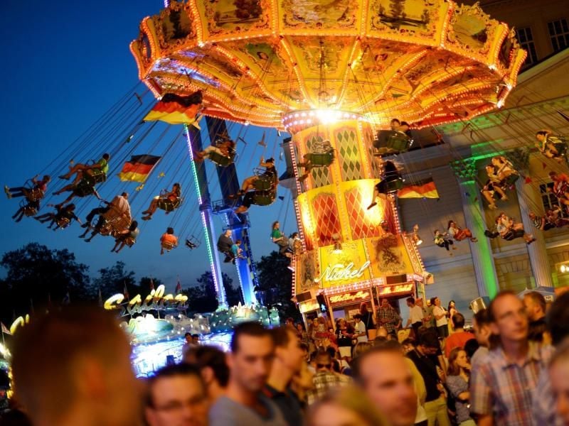 Ein Kettenkarussell dreht sich auf dem Heinerfest in Darmstadt. Foto: Roland Holschneider/Archiv