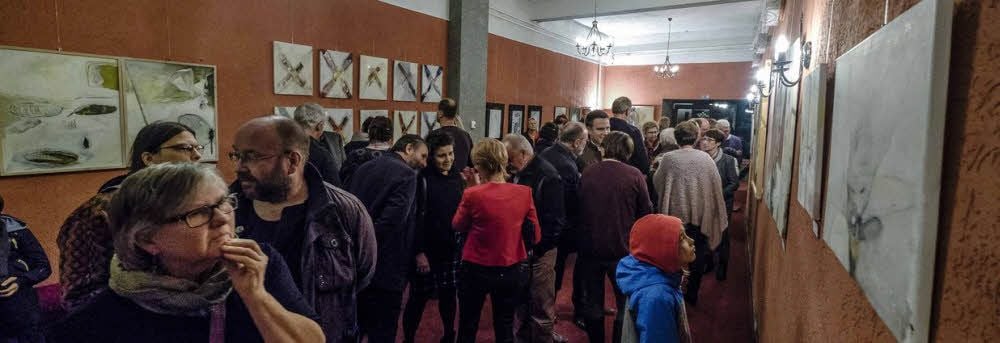 Gut besucht war die Eröffnung von Susanne Spies’ Ausstellung Samstagabend im Phönix.