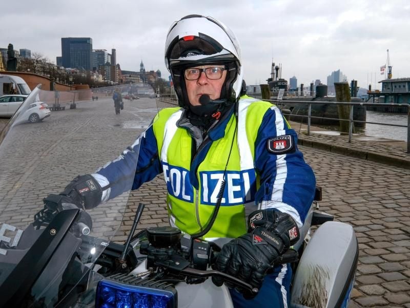 Thorsten Käufer ist Motorrad-Polizist in Hamburg und Statist im „Großstadtrevier”. Foto: Axel Heimken