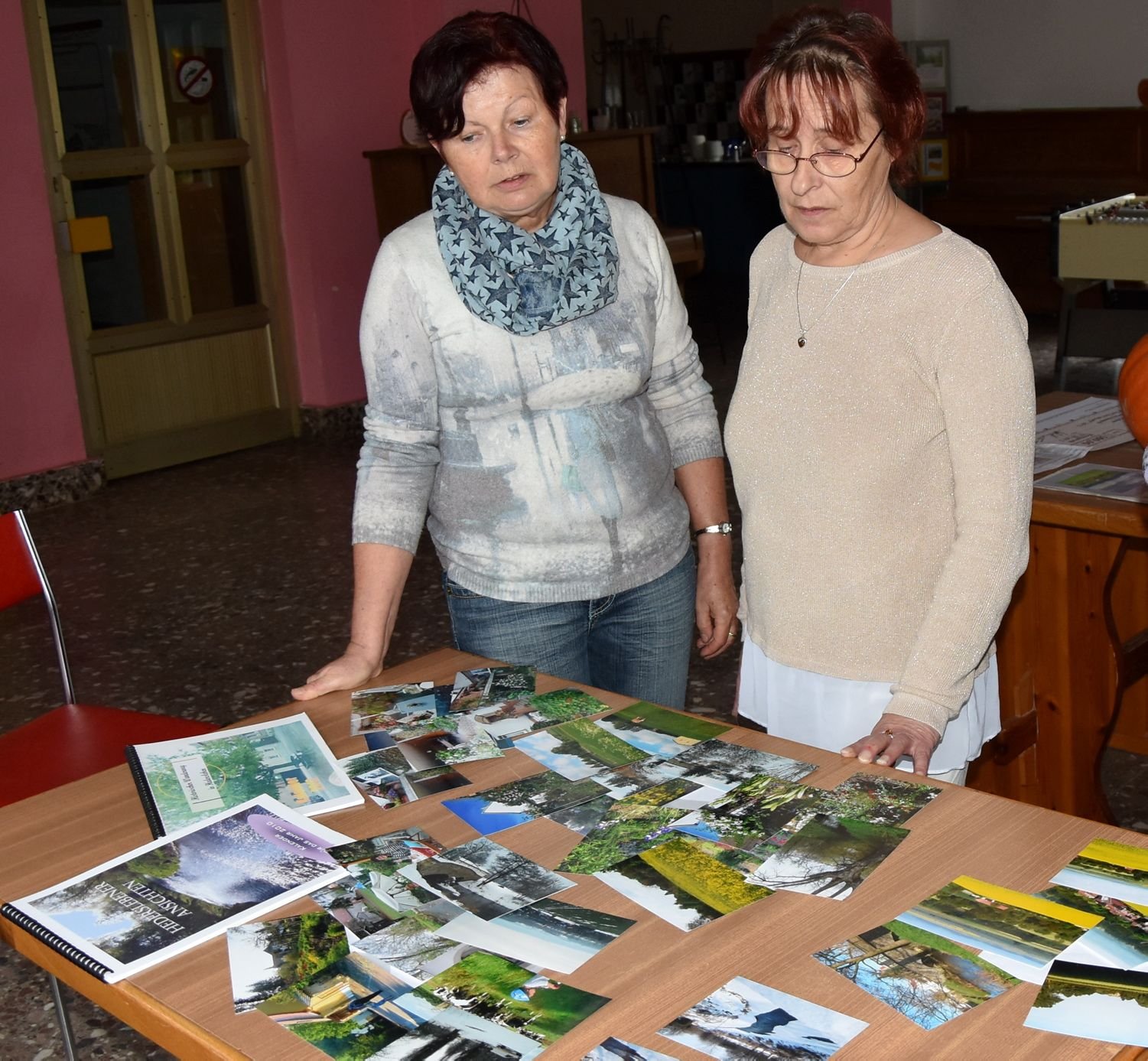 Beate Feldmann (l.) und Angelika Hartung sichten die Motive.
