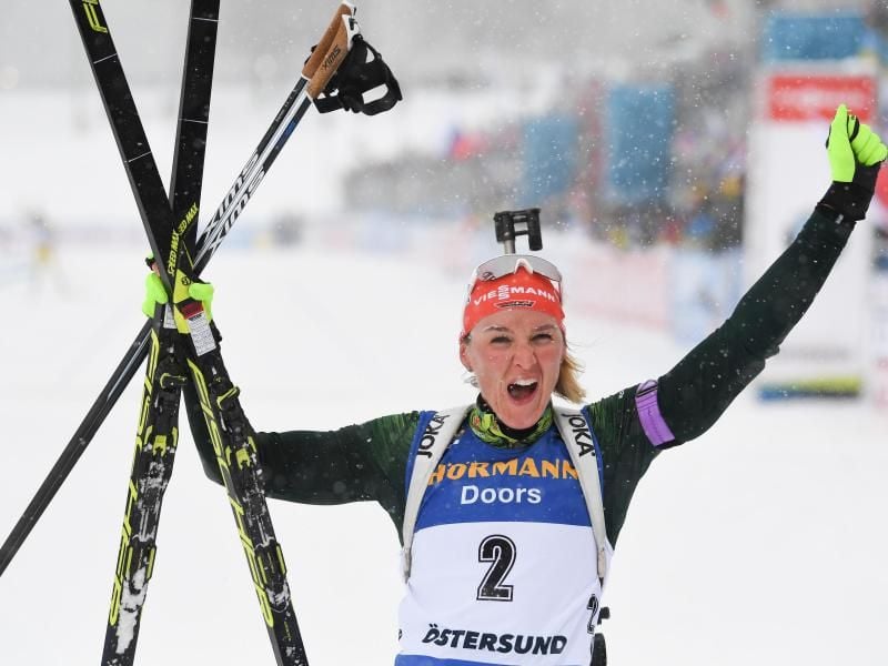 Die deutsche Biathletin Denise Herrmann jubelt im Ziel. Foto: Sven Hoppe